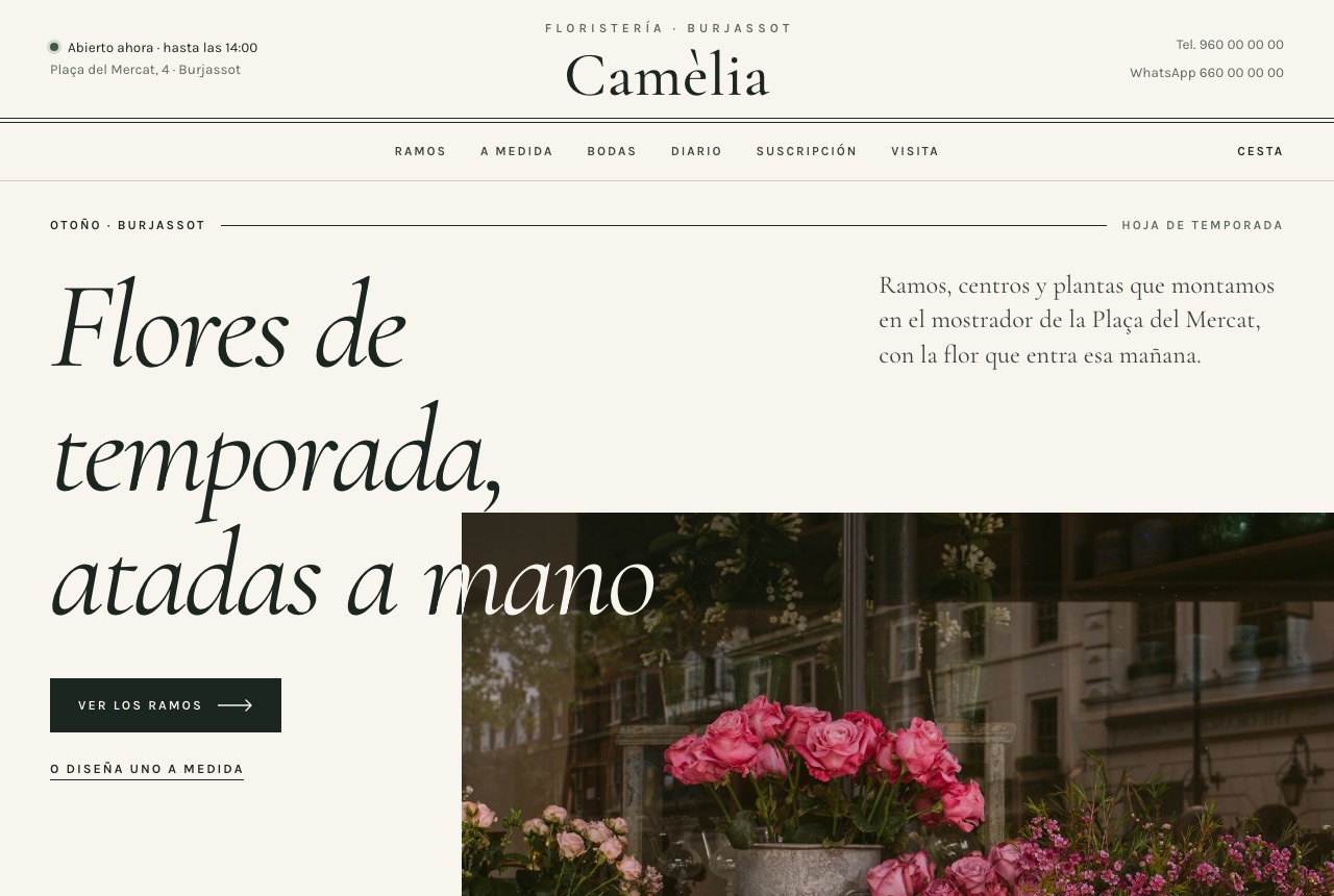 Portada de la web de la floristería: el título en cursiva entra en la foto de las flores de la entrada