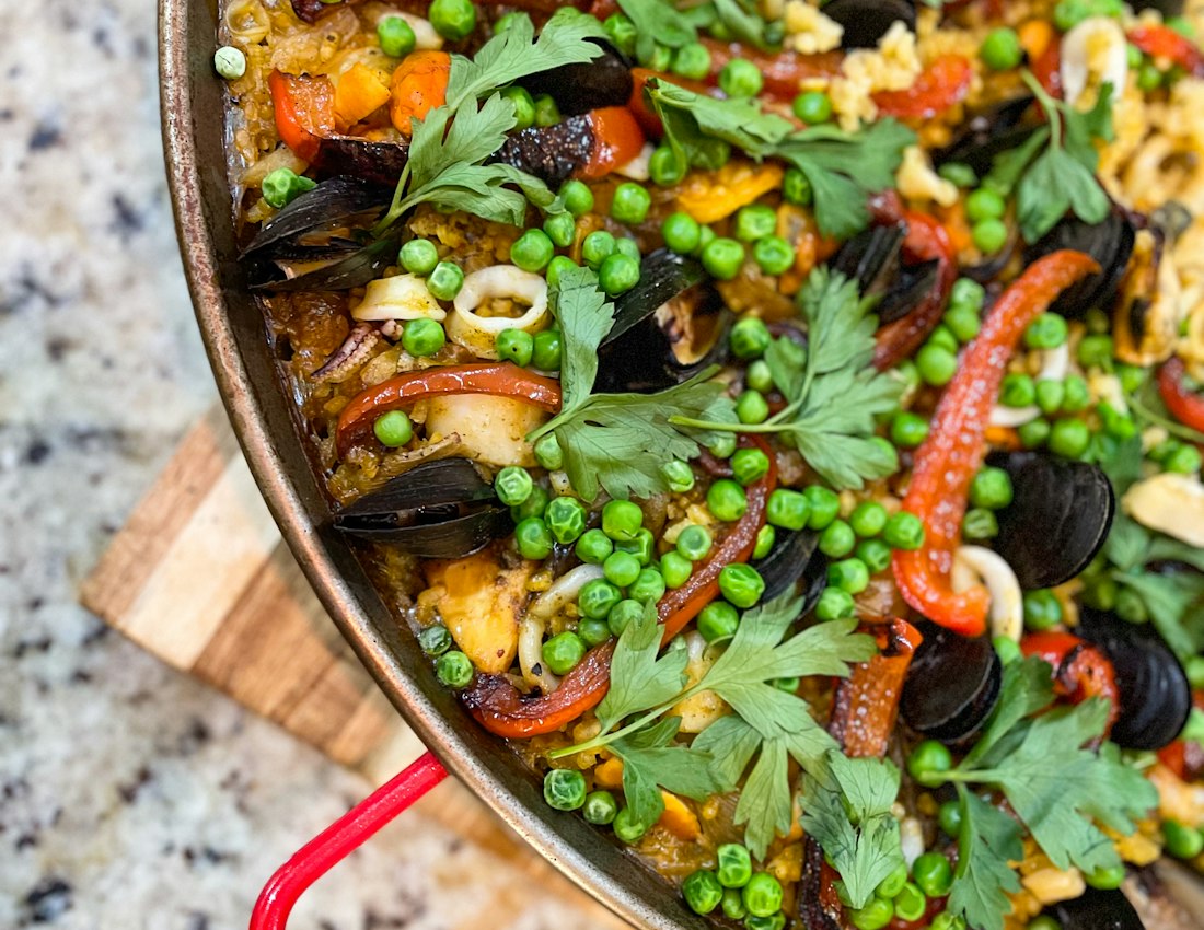 Paella con marisco, guisantes y pimiento, recién hecha