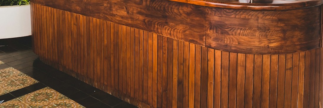 La barra de madera y el suelo de baldosas hidráulicas