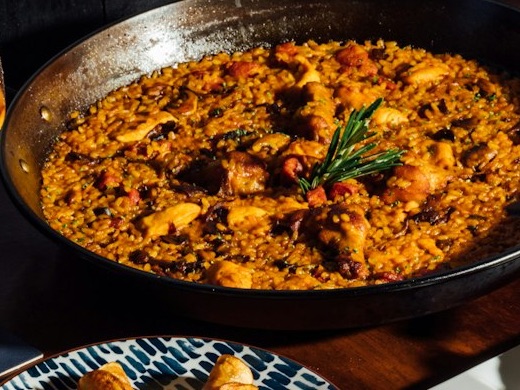 Paella recién hecha, con una rama de romero encima
