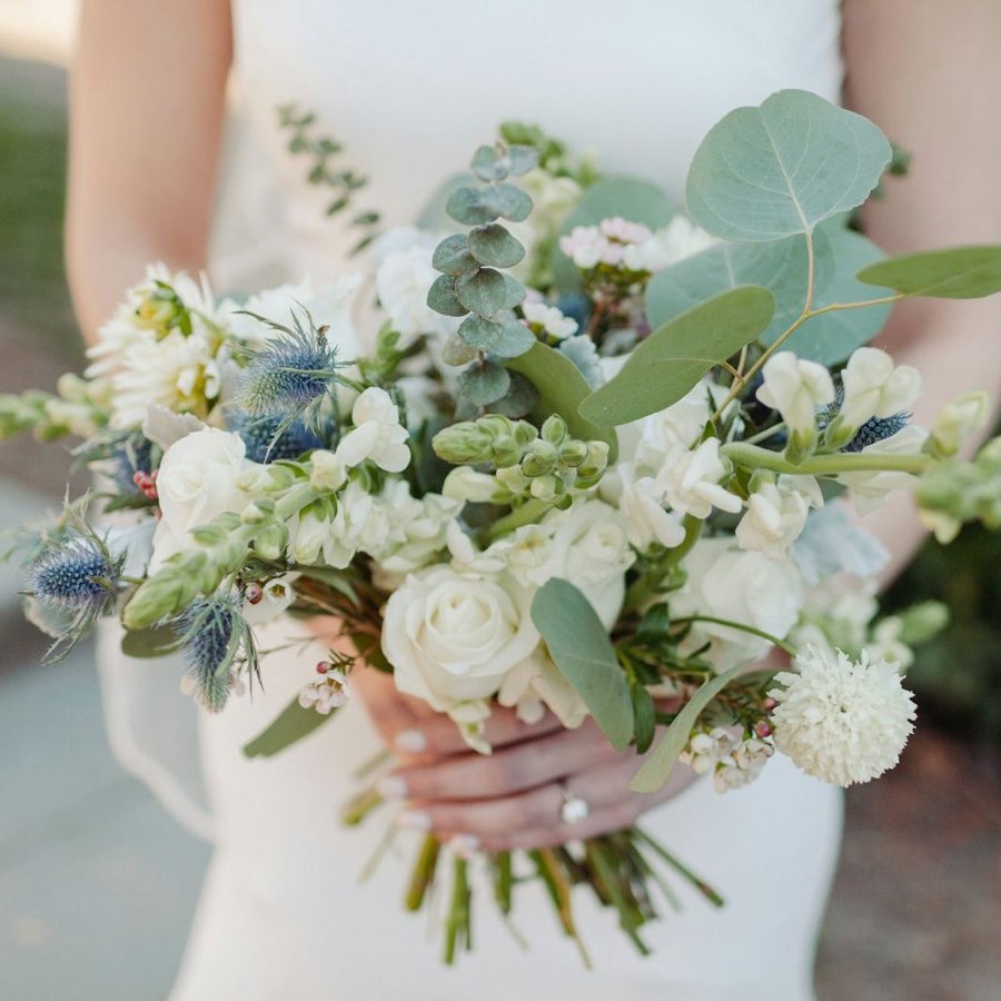 Ramo de novia de cerca: rosa blanca, cardo azul, eucalipto y verde suelto