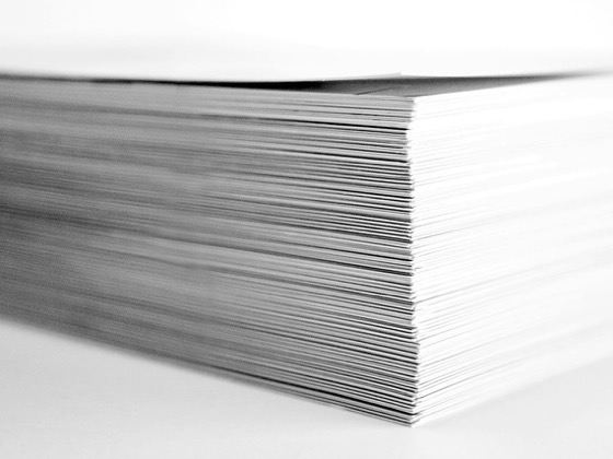 Pila de folios vista de cerca, en blanco y negro