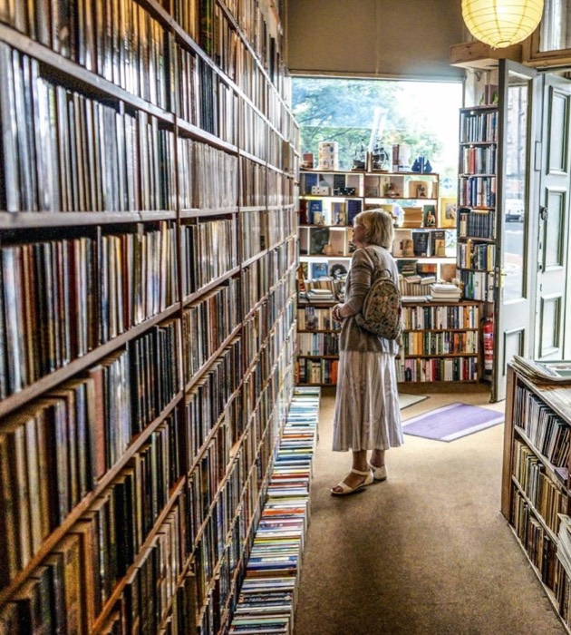 Pasillo de una librería con estanterías llenas de libros