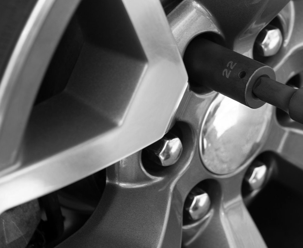 Llave de impacto en las tuercas de una rueda antes de desmontarla